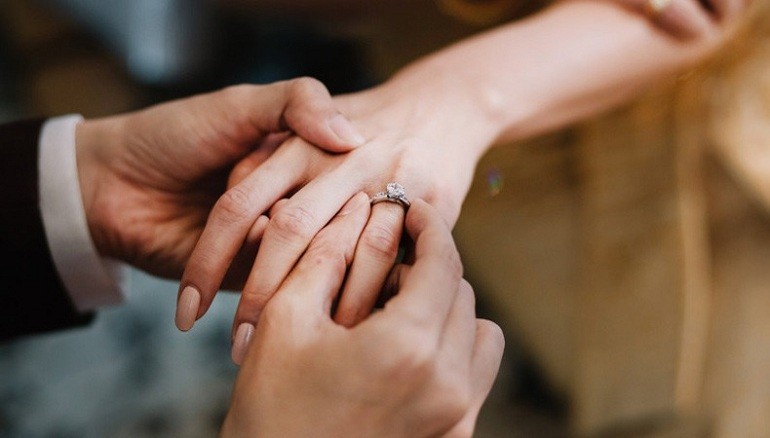 Nữ đeo nhẫn cưới tay phải ngón áp út - Ảnh 4